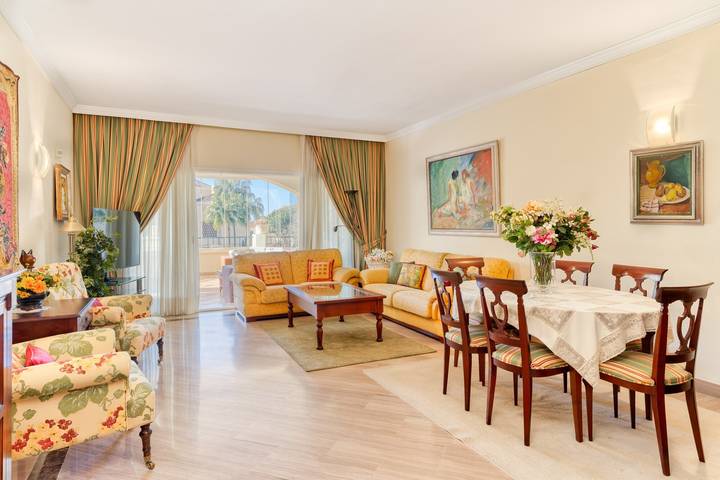 Ganze Wohnung, Ferienwohnung 'Hacienda Playa' mit Gemeinschaftspool, Wi-Fi und Klimaanlage in Marbella Ost, Marbella