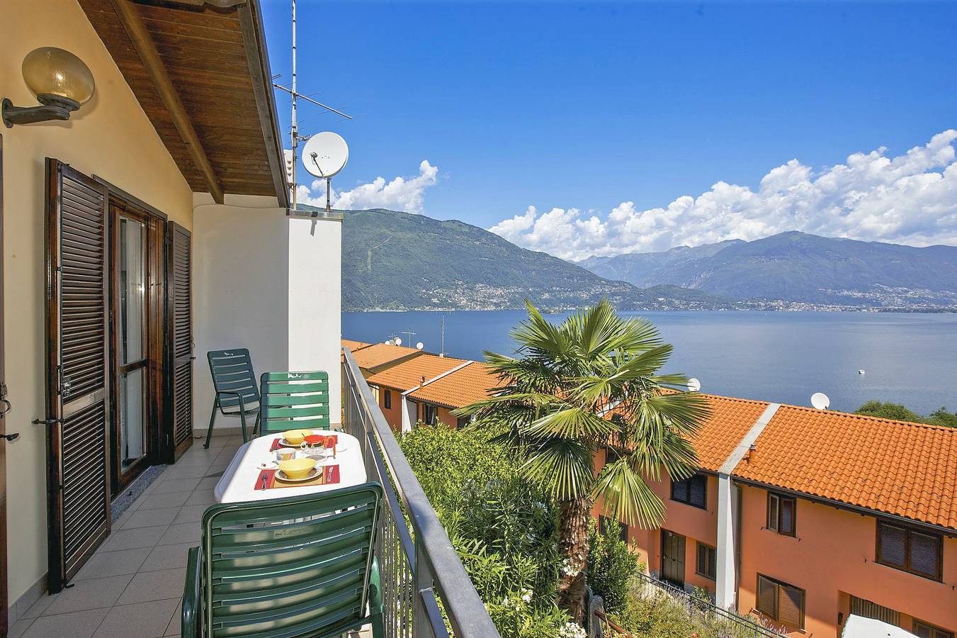 Ganze Wohnung, Residenza Arcobaleno: Appartamento Arco in Pino sulla Sponda del Lago Maggiore, Maccagno con Pino e Veddasca