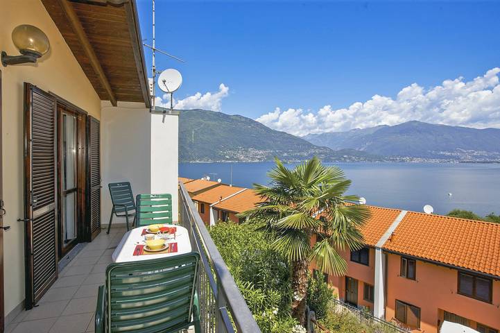 Ferienwohnung für 4 Personen, mit Seeblick und Ausblick sowie Balkon in Maccagno con Pino e Veddasca - 2