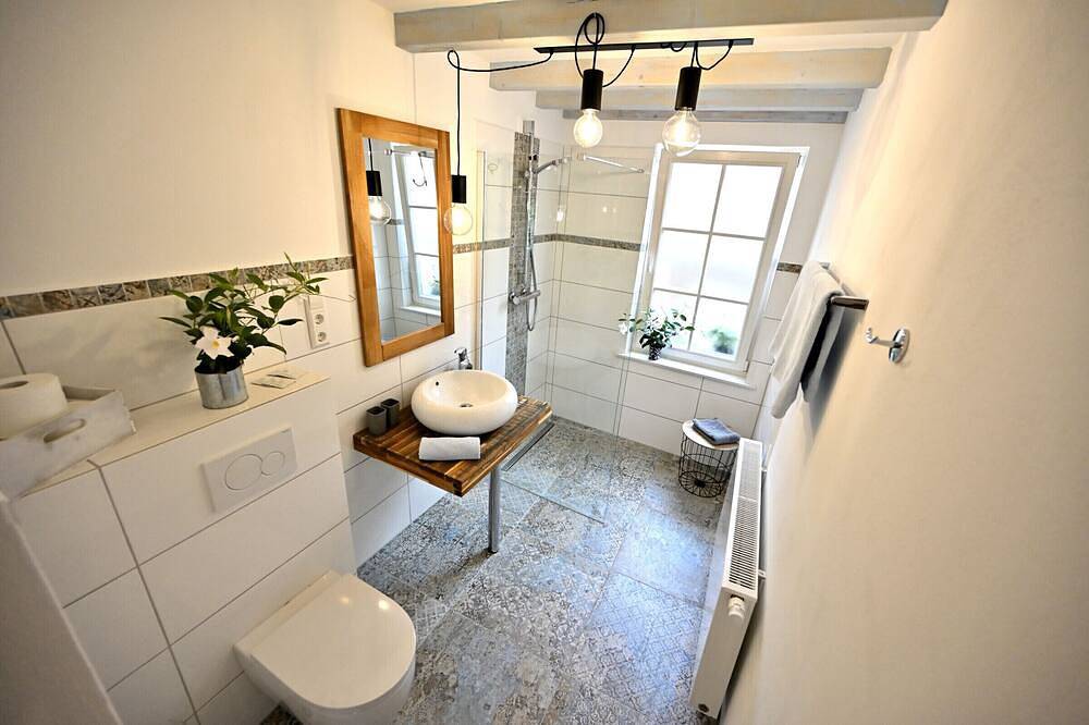 Komfort Doppelzimmer Fachwerk Ensuite Dusche mit Terrasse im Gästehaus Gehrig in Weisenheim am Sand, Pfälzer Rheinebene