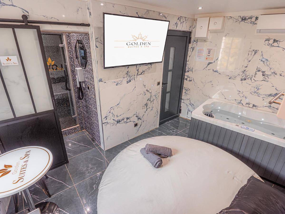 Le Saphir Spa & Jacuzzi in Manosque, Parc naturel régional du Luberon
