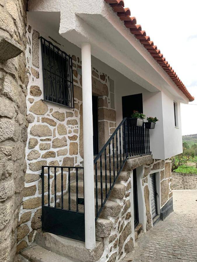 Location de vacances pour 6 personnes, avec Balcon et Terrasse ainsi que Jardin et Piscine à Mangualde