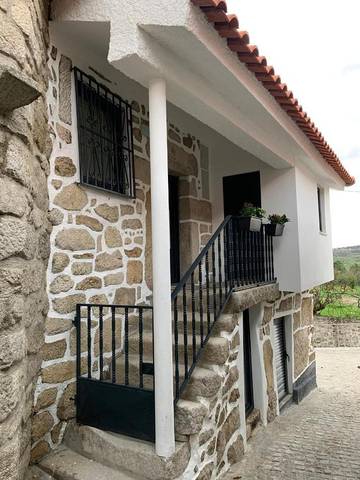 Location de vacances pour 6 personnes, avec vue ainsi que piscine et jardin à Mangualde