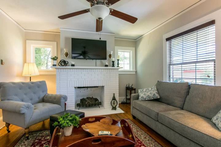 Vacation home for 10 people, with balcony and yard, kid friendly in North Carolina