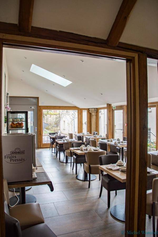 Logis Hotel - Le Relais Saint Vincent in Ligny-le-Châtel, Région d'Auxerre