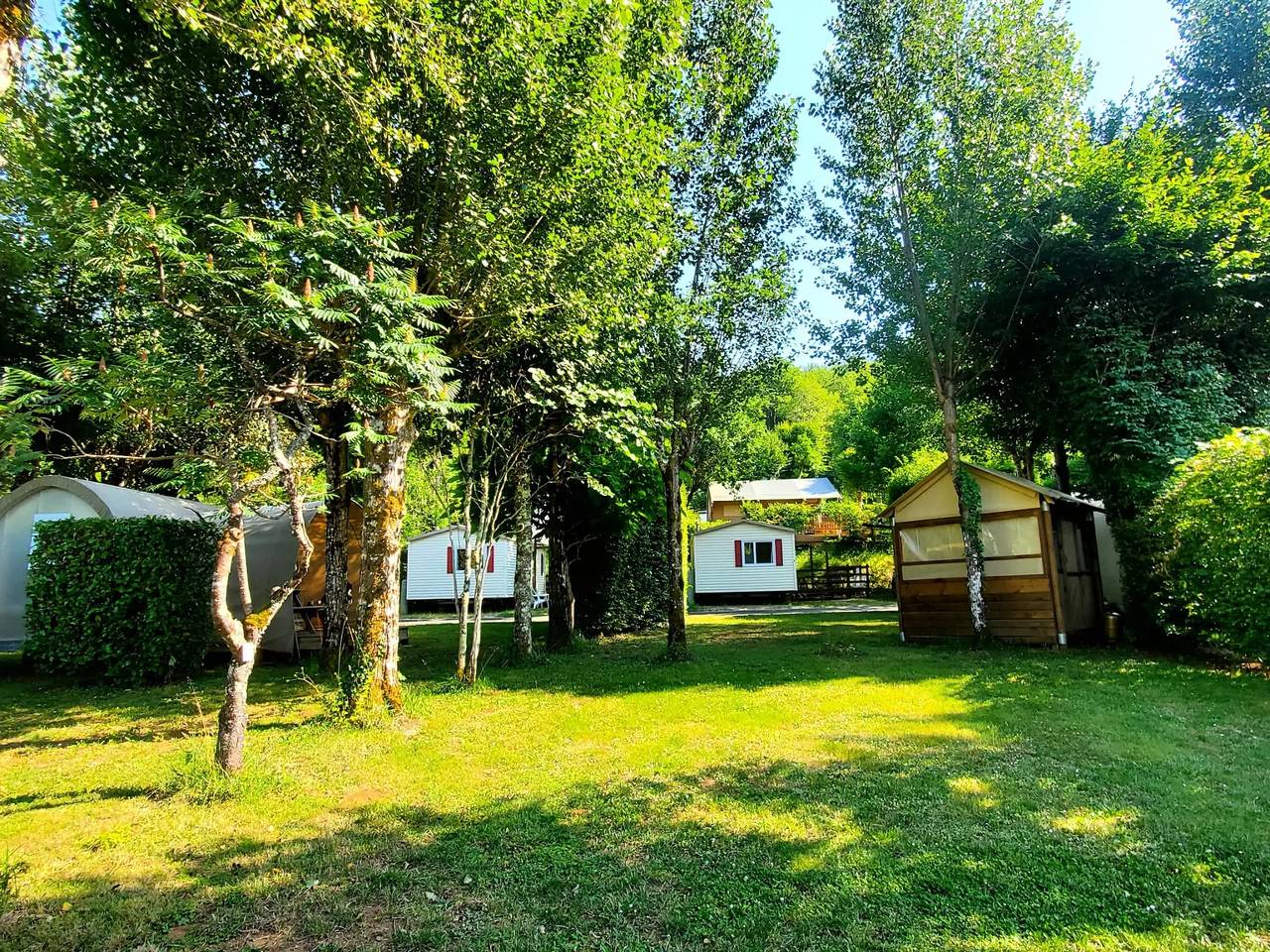 New 2023 ! Mobil home Louisiane 32m² - Au coeur d'une placette premium ! 2 chambres-Grande terrasse 4 personnes in Marcillac-Saint-Quentin, Périgord Noir