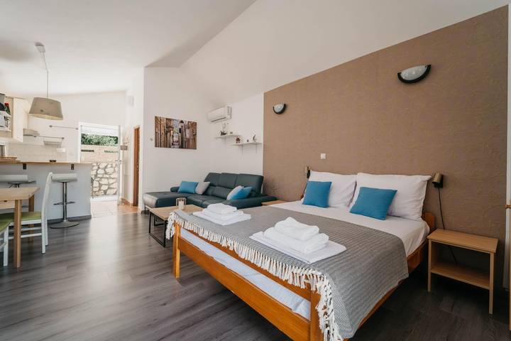 Entire apartment, Villa Vujeva 6 With seaview in Gradska plaža (Pag Town), Pag Town