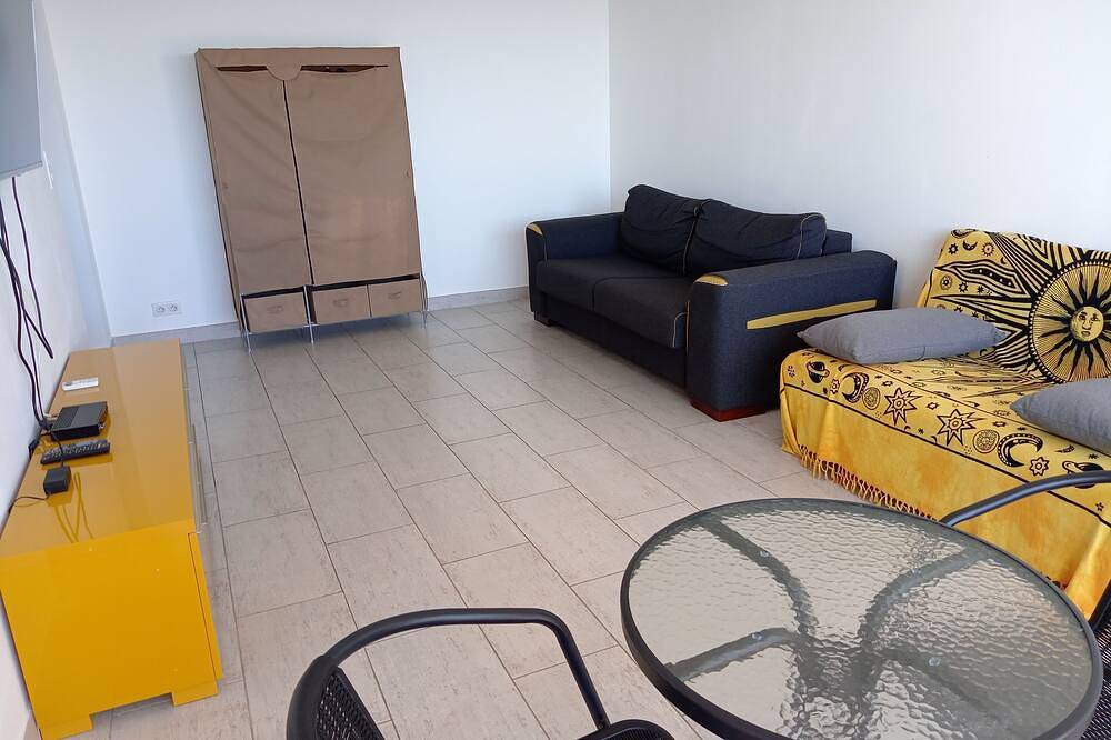 Entire apartment, Beachfront studio with sea view, 5-minute walk to shops, free private parking in Moriani-Plage, Corte region