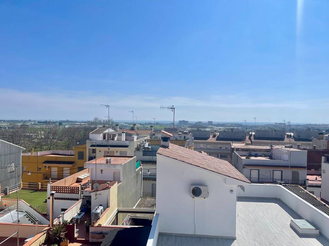 Apartamento entero, Apartamento 'Berni's House Palafolls' con vistas al mar, terraza privada y aire acondicionado in Palafolls, Costa del Maresme