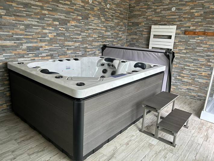 Location de vacances pour 6 personnes, avec jacuzzi et jardin ainsi que piscine et sauna à Saint-Laurent-d'Olt - 2