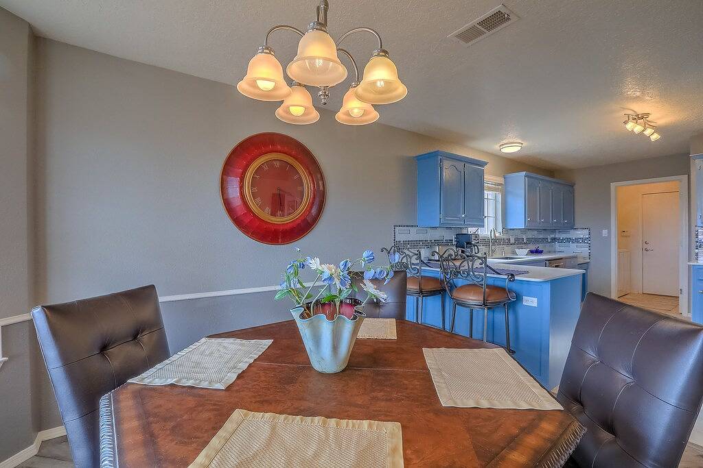 Stadtlichter bei Nacht und Berge in Corrales, Sandoval County