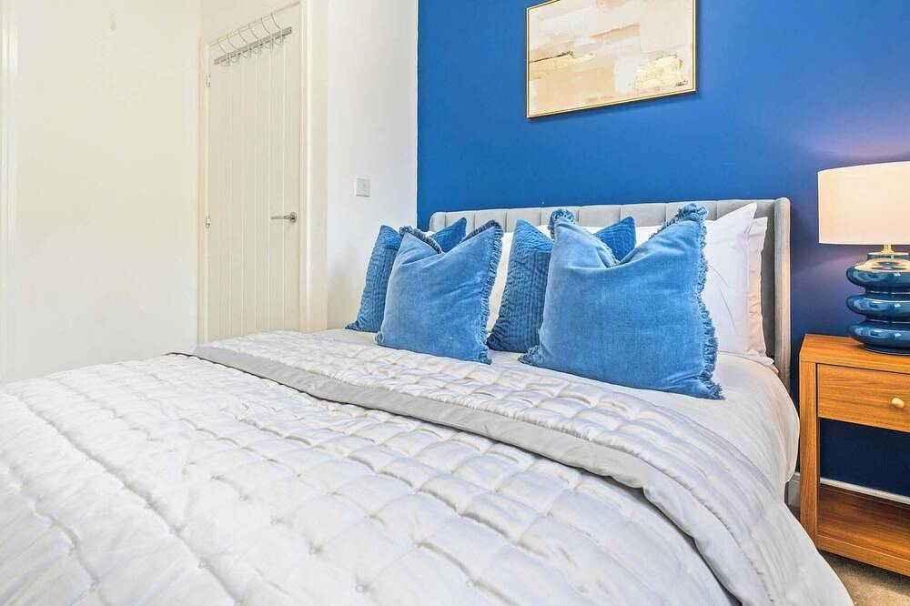New Farnborough Air Show House, X2 Free Parking in Rushmoor, Hampshire