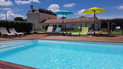 Gîte pour 4 personnes, avec piscine ainsi que jardin et terrasse dans Tanzac