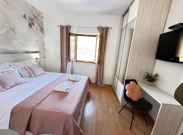 Three Bedroom Villa with Swimming Pool and Hot-Tub in Dubrovnik-Neretva