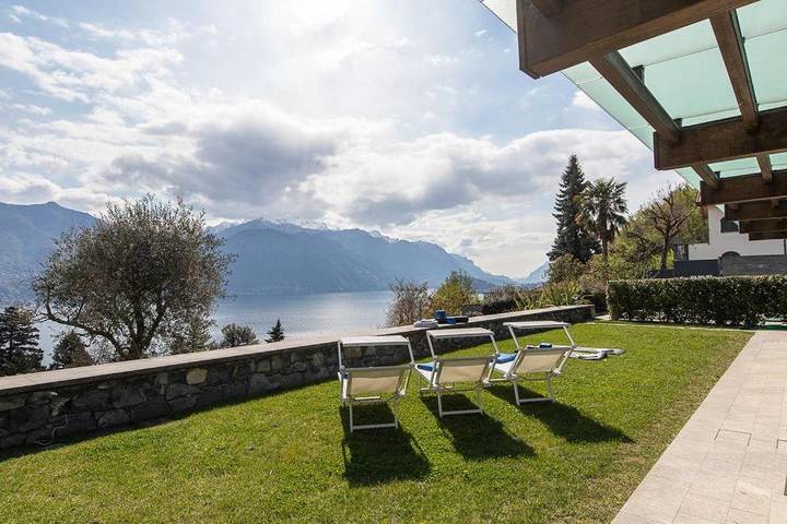 Ferienhaus für 8 Personen, mit Garten und Pool sowie Seeblick