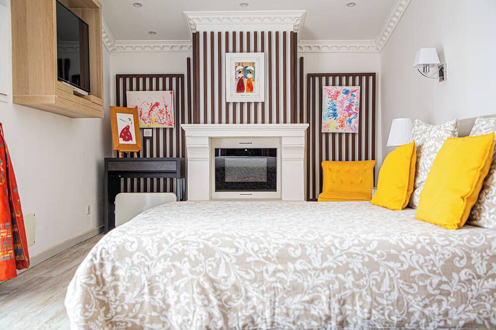 Luxury studio-style room across from the pool with a private terrace in Fourques, Costa mediterránea (Francia)