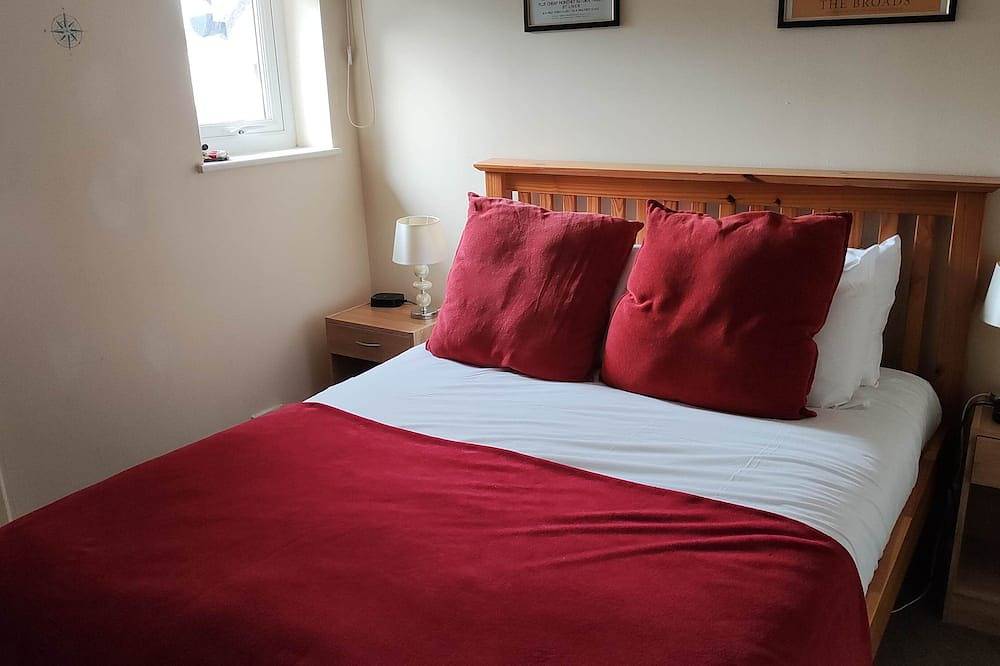 Cosy and comfortable Riverside Cottage in Wroxham, the Gateway to the Broads in Wroxham, The Broads