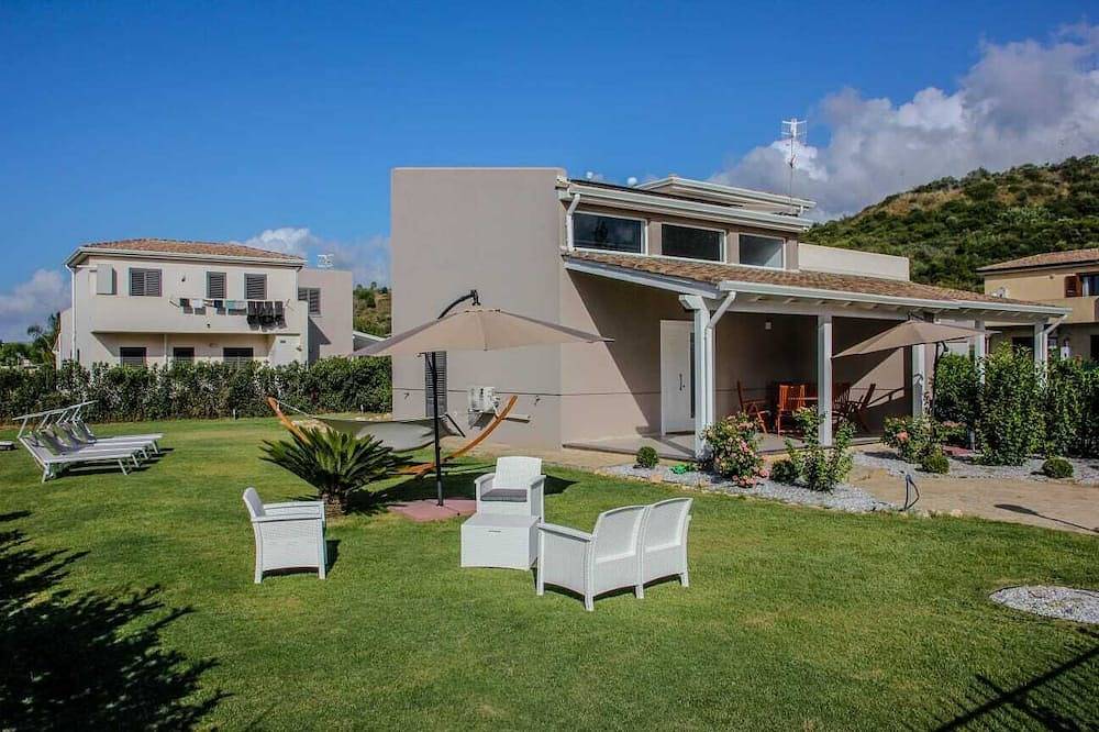 Entire villa near Cefalú, in a village with pool, spa and multipurpose fields in Contrada Pistavecchia, Palermo Province