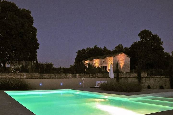 Location de vacances pour 2 personnes, avec piscine ainsi que jardin et terrasse à Verrières (Charente)