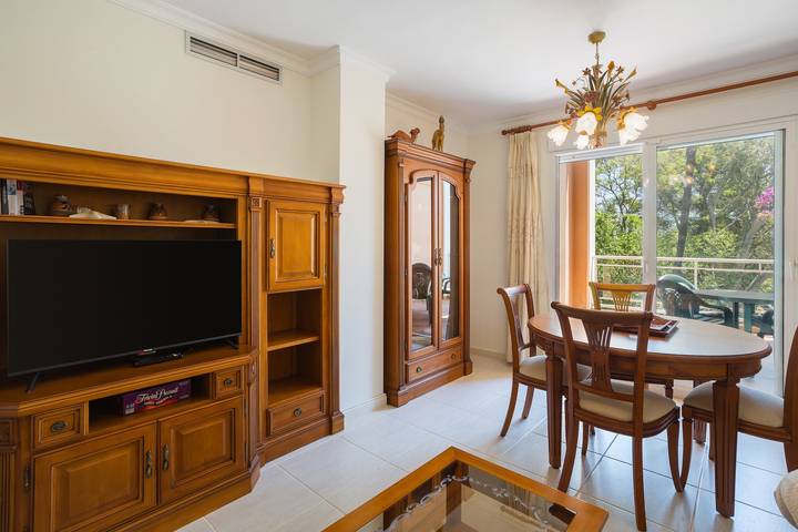 Apartamento entero, Apartamento 'Keops' con piscina compartida, terraza privada y aire acondicionado in Oliva, Costa Blanca