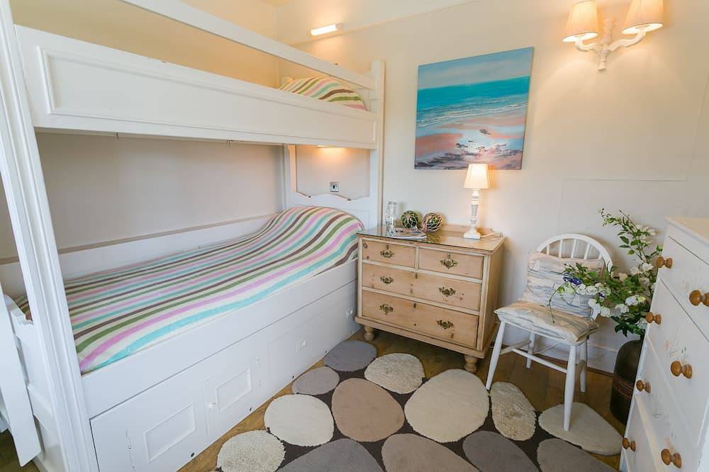 Pen y Graig -  an on the beach that sleeps 10 guests  in 5 bedrooms in Rhoscolyn, Isle of Anglesey