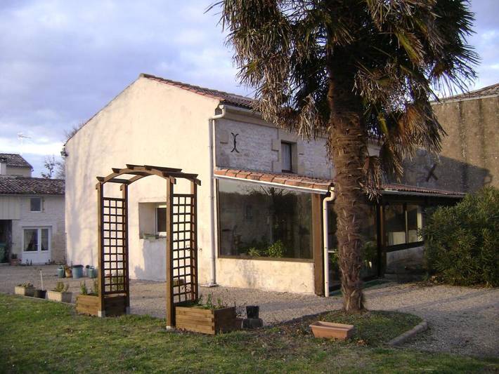 Location de vacances pour 2 personnes, avec piscine ainsi que vue et terrasse à Champagnolles - 2