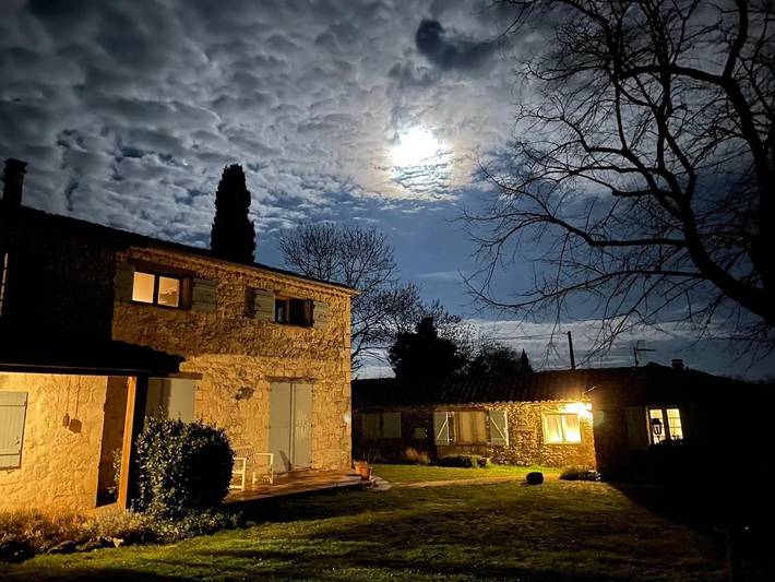 Location de vacances pour 6 personnes, avec piscine ainsi que jardin et vue à Belvèze