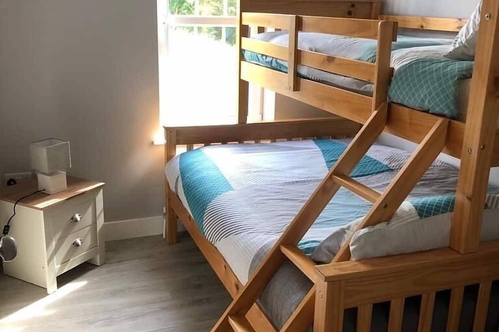 Cozy Irish Cottage situated in the heart of Slieve Gullion w/hot tub & fire pit. in County Armagh