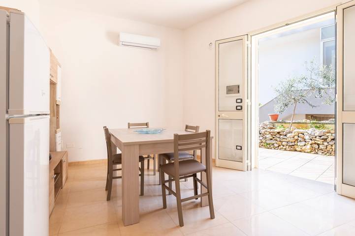 Entire apartment, Holiday Home 'Db - Alloro' with Private Garden, Wi-Fi and Air Conditioning in Giurdignano, Lecce Province