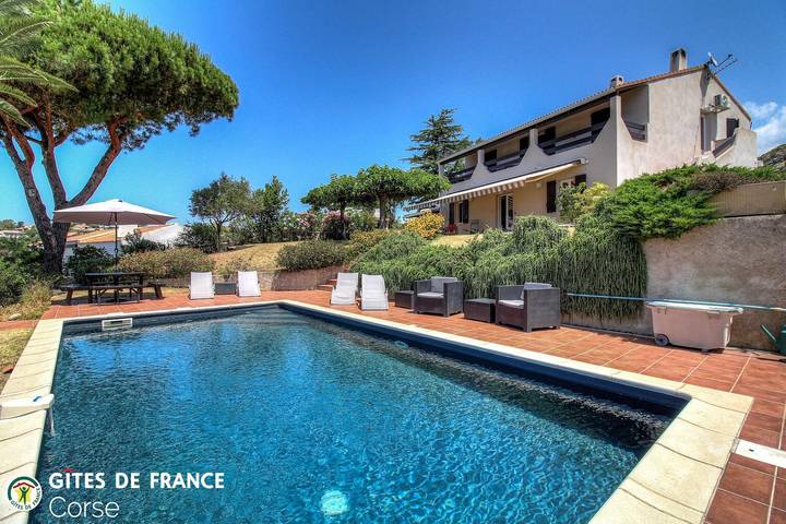 Gîte pour 6 personnes, avec Terrasse et Jardin ainsi que Piscine et Vue dans Plage du Ruppione