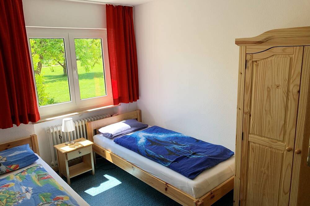 Ganze Wohnung, Helle Wohnung (Eg) mit riesigem Garten und Terasse. Hegau / Bodensee/ Rheinfall in Wiechs am Randen, Tengen