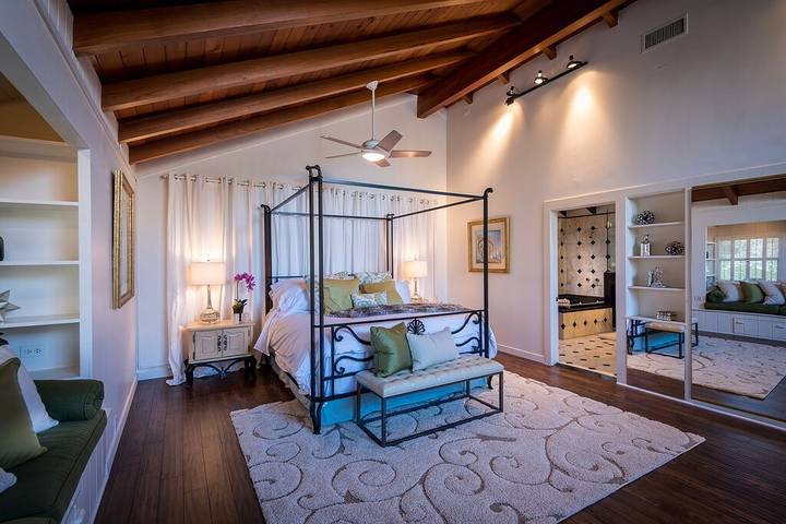 Vacation house for 14 people, with yard and sauna as well as hot tub in Los Angeles