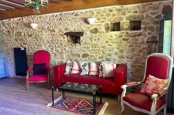 Location de vacances pour 4 personnes, avec terrasse ainsi que piscine et jardin, animaux acceptés à Prissac