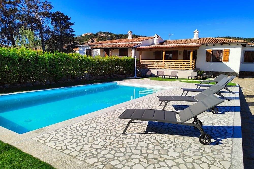 Unabhängige Villa mit großem Garten und Pool 50 Meter vom Meer entfernt in Spiaggia di Laconia, Arzachena