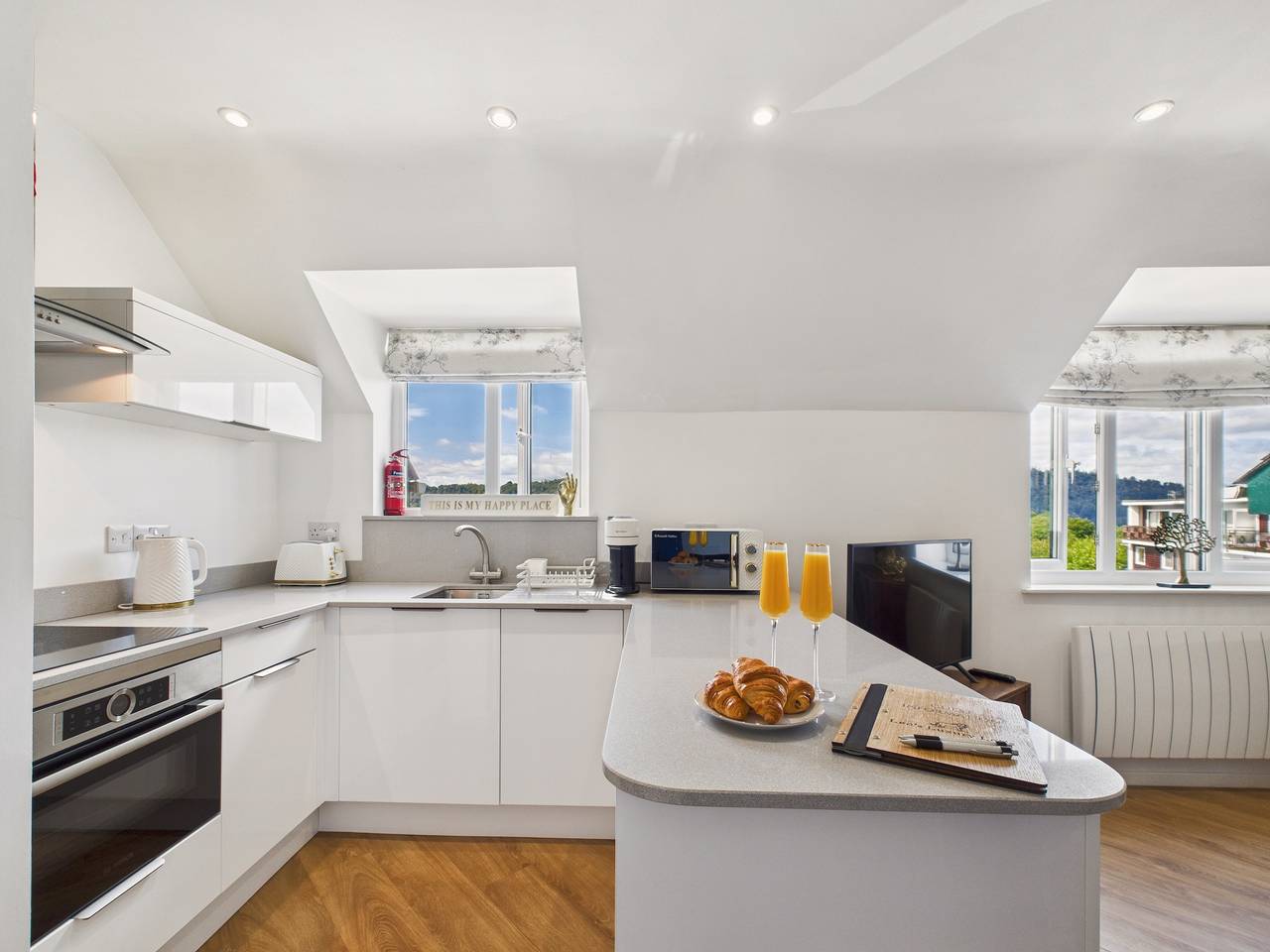 Entire holiday apartment, Central Bowness 2-Bed Apt, Sleeps 4 with Parking in Bowness-on-Windermere, Lake District