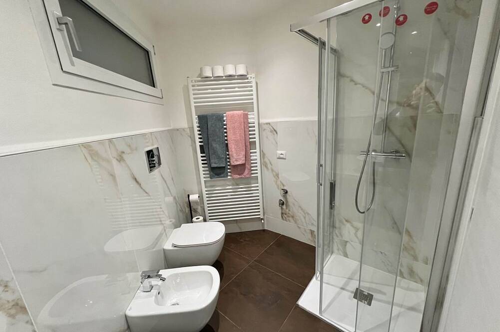 Apartamento entero, Roomy apartment of 50 sqm located on the ground floor (steps to access), can accommodate up to 4 people.The accommodation is located near the city center of Mantua, in just 15 minutes walk you can reach all the main attractions and the area is served by in Mantua, Provincia de Mantova