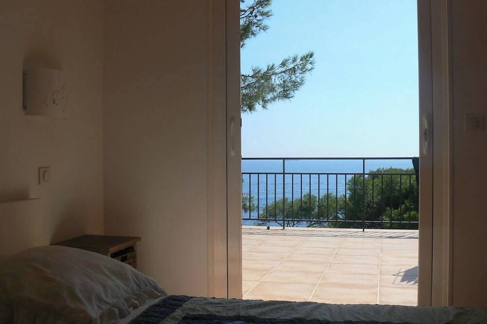 Waterfront, sleeps 8, direct access to the sea in 1 min. in Ensuès-la-Redonne, Mediterranean Coast (France)