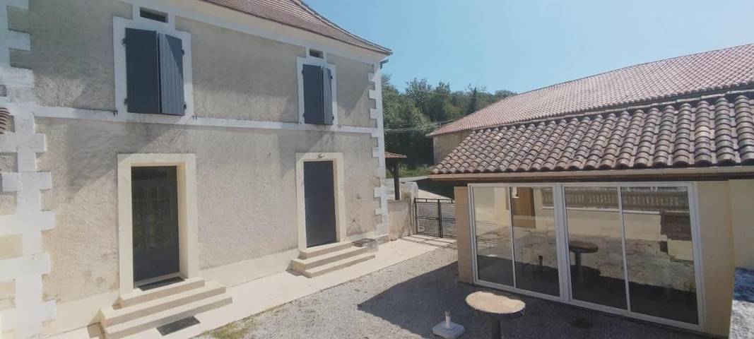 Location de vacances pour 6 personnes, avec vue ainsi que terrasse et jardin, animaux acceptés à Grand-Brassac