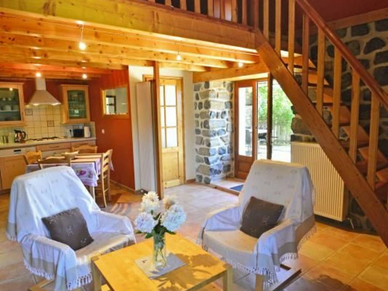 Ancienne ferme avec terrasse abritée au pied du pic du Lizieux in Araules, Massif central
