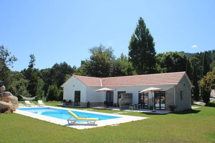 Location de vacances pour 3 personnes, avec Terrasse et Jardin ainsi que Piscine et Vue à Arouca
