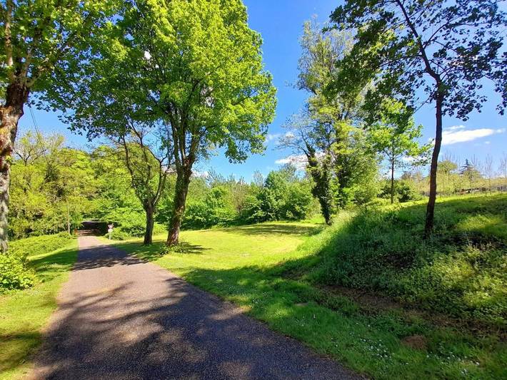 Location de vacances pour 7 personnes, avec vue ainsi que jardin et piscine à Roumagne