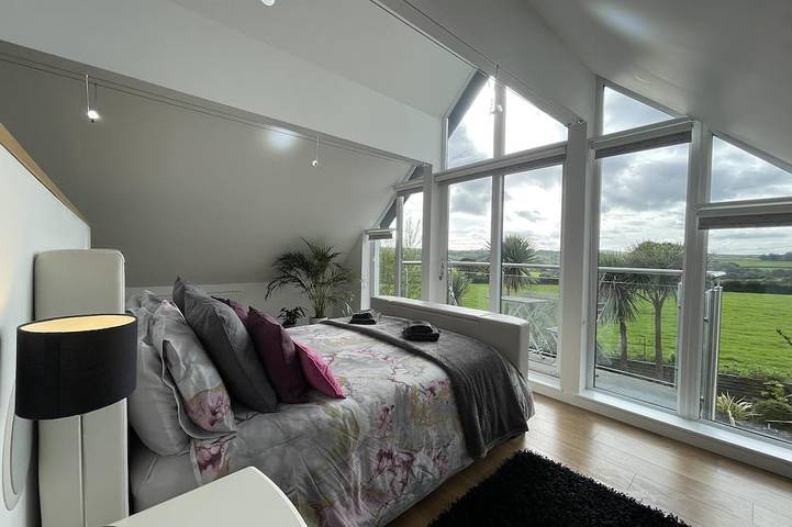 Holiday rental for 14 people, with balcony and hot tub as well as garden in Tavistock