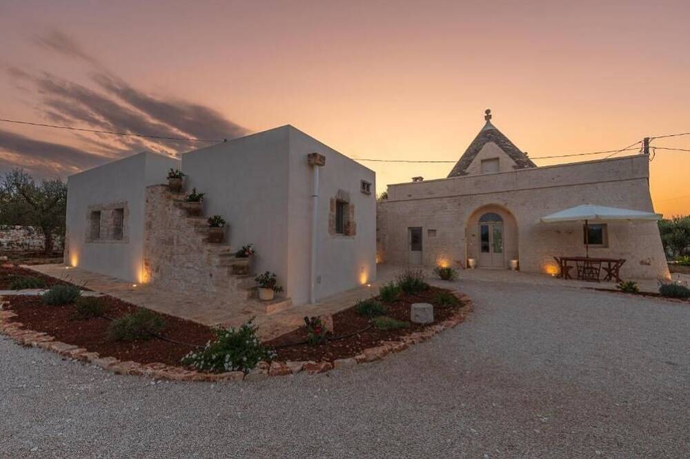 Domus Petri 1908 Melograno - Trulli con piscina in Valle d'Itria in Cisternino, Salento