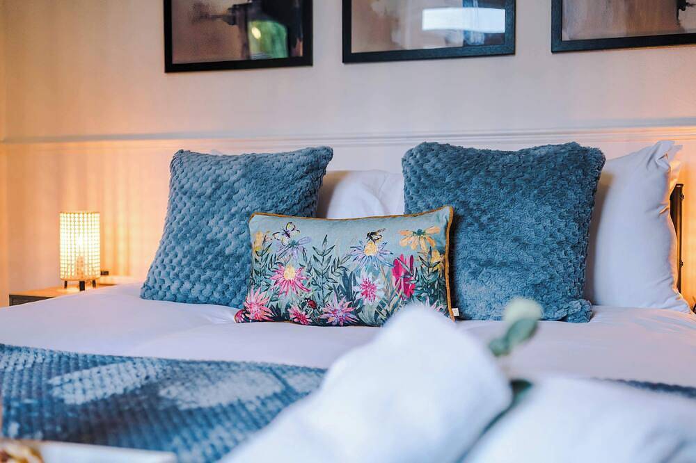 Lovely 2 Bed Home, Perfect for Business, Sleeps 6! in Stoke-on-Trent, Midlands