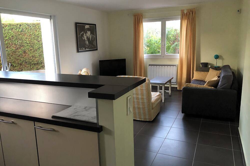 Appartement entier, Appartement T2 Mimosa, 45m2, real \"green love nest,\" swimming pool, sea in Boulouris, Saint-Raphaël