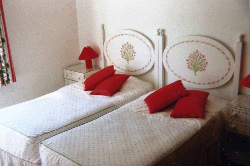 Peaceful hillside villa great ocean/mountain views,heated pool & Town 5 mins 6+2 in São Sebastião, Lagos