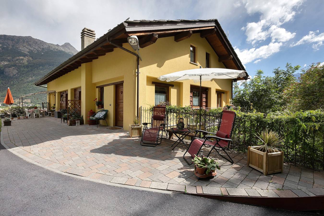 Appartamento intero, Appartamento 'La Casa Di Alice' con vista sulle montagne, giardino privato e Wi-Fi in Gignod, Comune di Gignod
