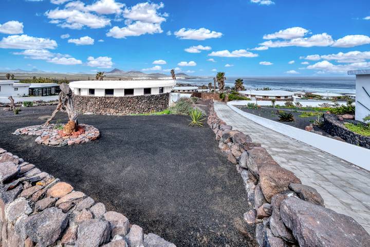 Bungalow para 4 personas, con vistas al mar y jardín en Playa Famara