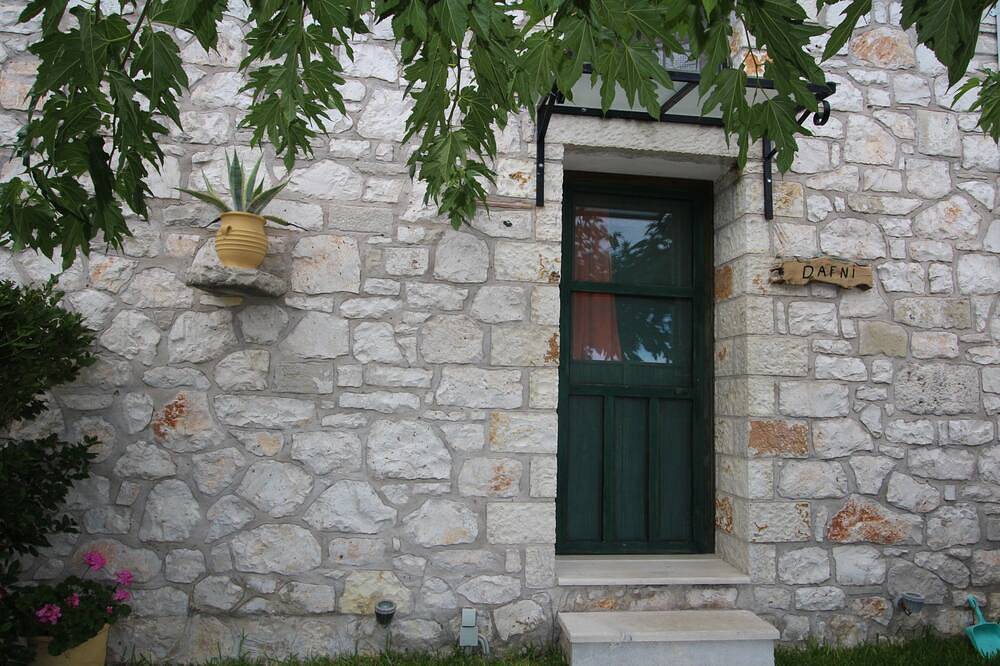 Dafni Μικρή πέτρινη κατοικία δυο επιπέδων .44 τ.μ. με υπέροχη θέα in Syvros, Lefkas, Grèce