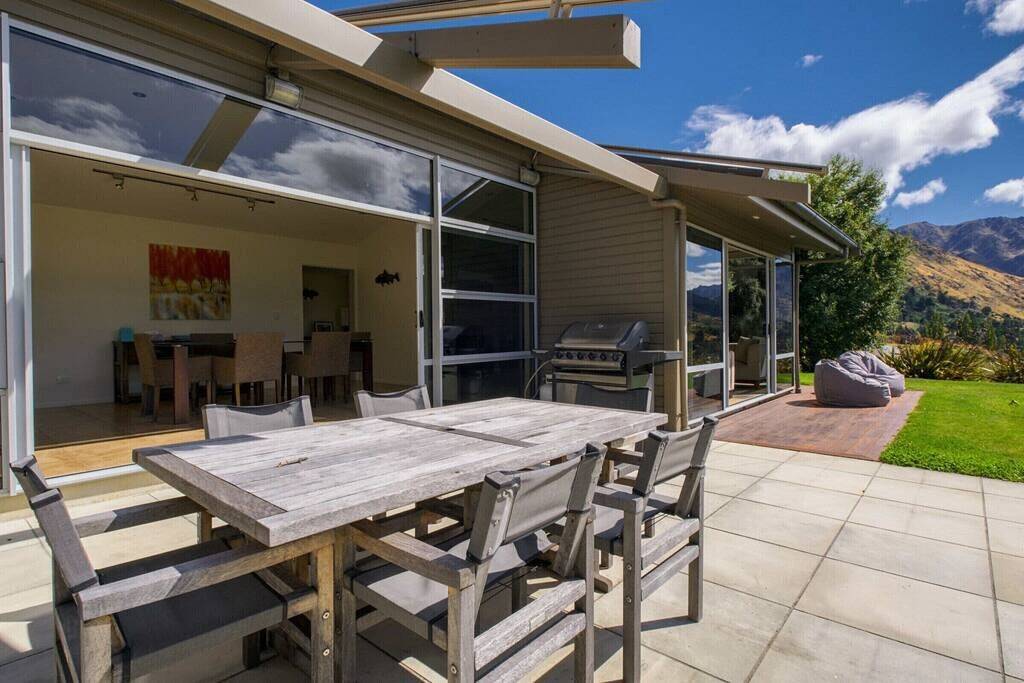 Ruhiger Rückzug | Blick auf die Berge | Weitläufiger Hinterhof | Spa-Verleih zur Verfügung in Queenstown, Otago